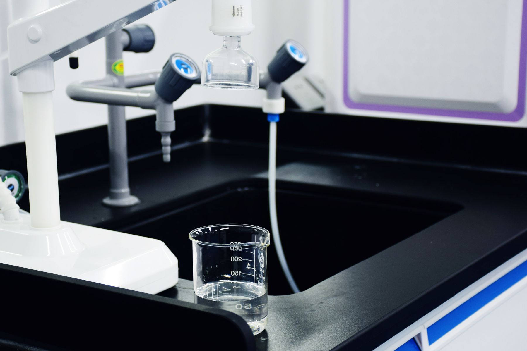 Analisi di un campione d'acqua in laboratorio
