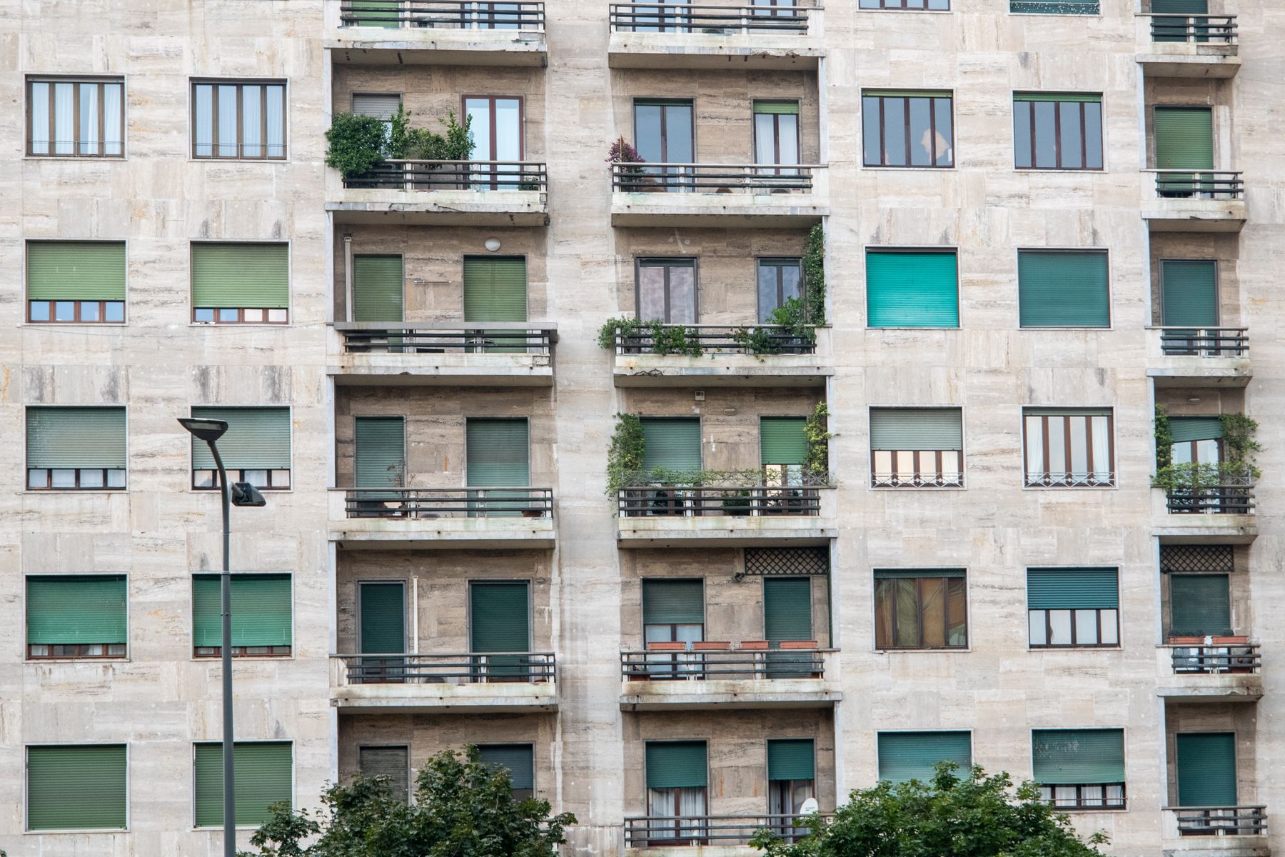 Facciata di un edificio residenziale con balconi