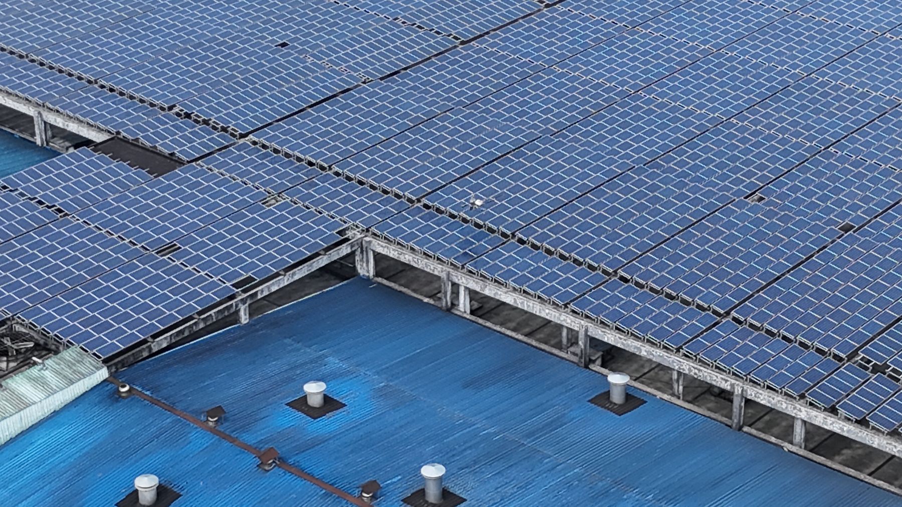 Vista aerea di pannelli fotovoltaici su copertura industriale