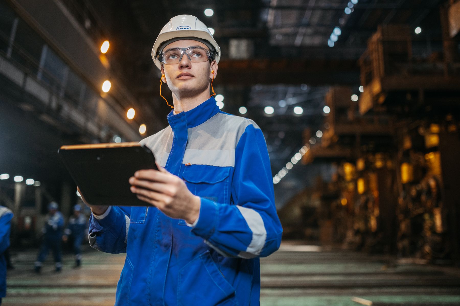 Tecnico durante un sopralluogo in impianto industriale